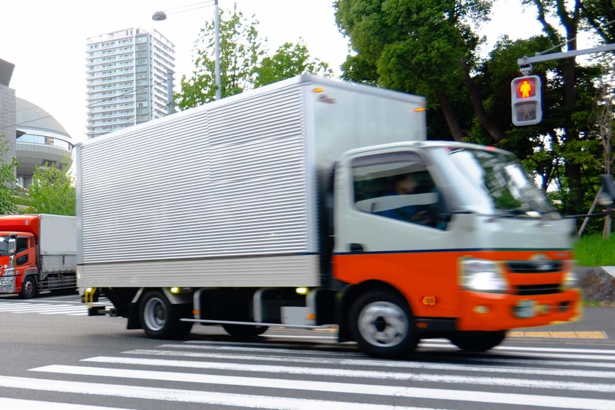 物流トラック（画像：写真AC）
