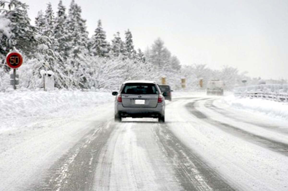 雪道の高速道路（画像：写真AC）