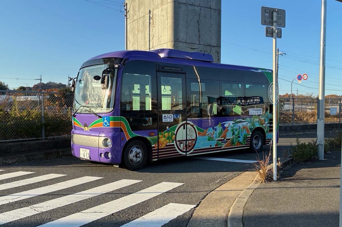 上ノ太子駅から太子町へ向かうコミュニティーバス（画像：高田泰）