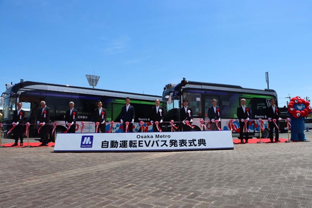 自動運転バス発表式典で披露されたミニバス（右）（画像：大阪メトロ）