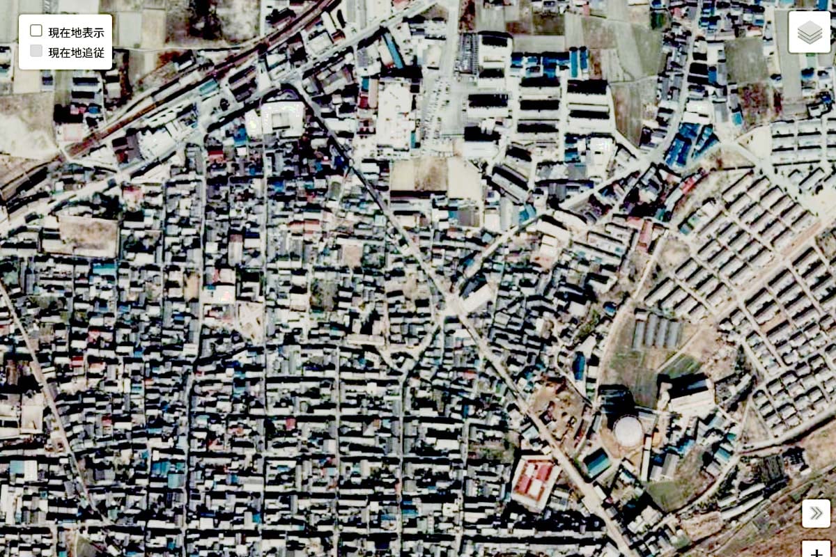 1975年頃の「富田林駅」周辺の航空写真（画像：国土地理院）