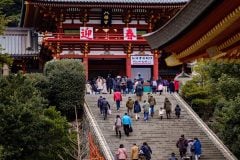 初詣は「日本の伝統」ではない？──鉄道と市場が生んだ「大移動イベント」、曲がり角に立つ年始の風景