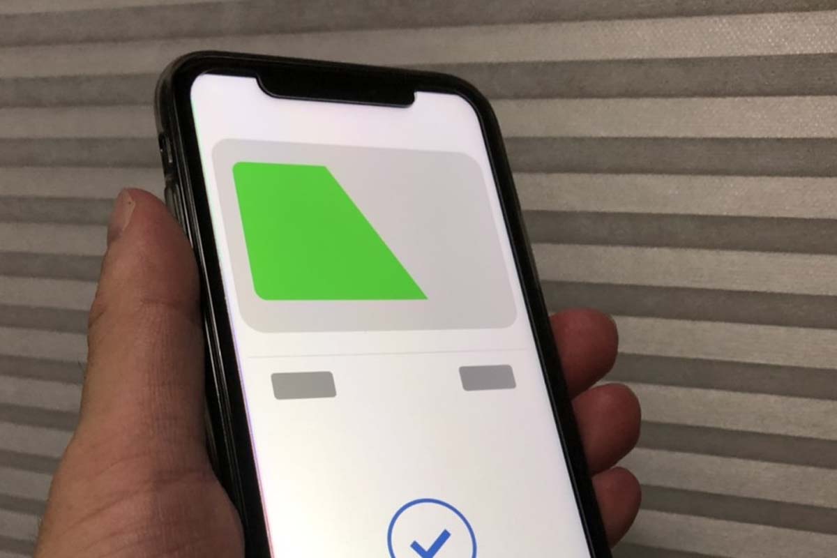 スマホに搭載された交通系ICカードのイメージ（画像：写真AC）