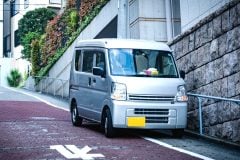 幅寄せNG？ 駐禁の“謎ルール”が招く迷惑駐車の実態！ 「0.75m空ける」必要は本当にあるのか？