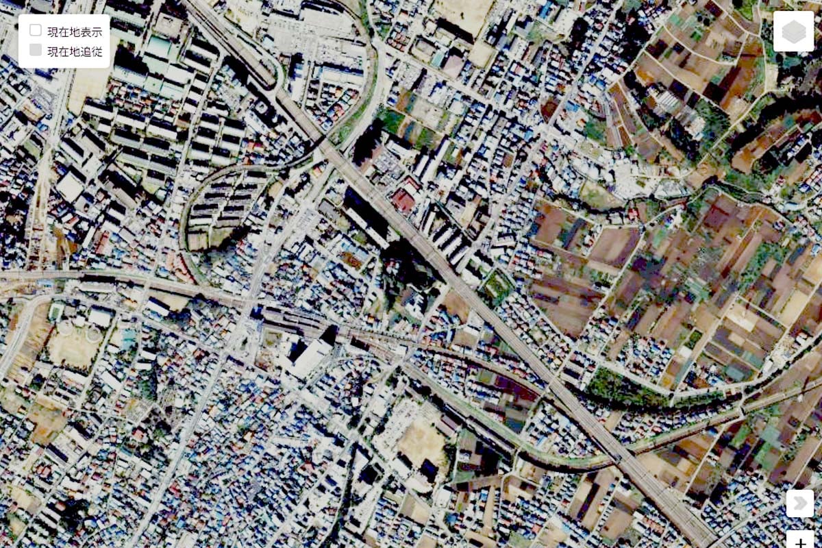 1990年頃の「京成津田沼駅」周辺の航空写真（画像：国土地理院）