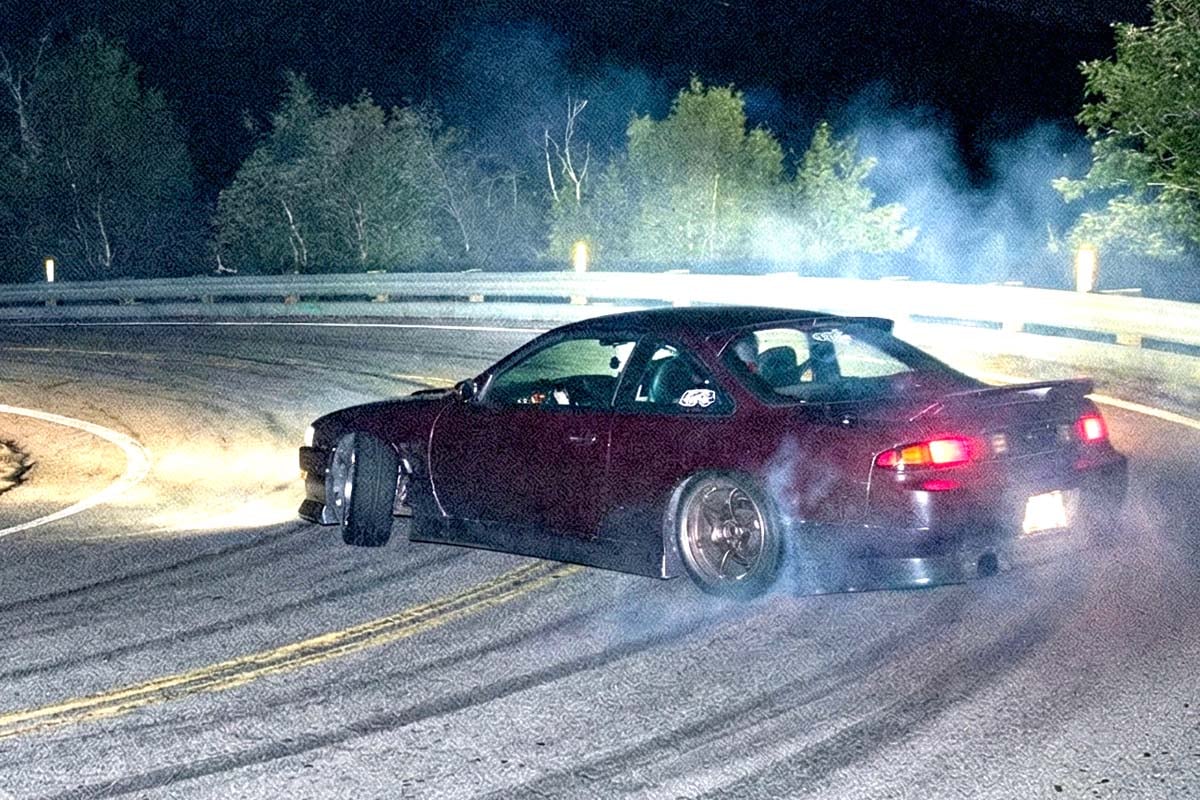 公道のドリフト走行イメージ。