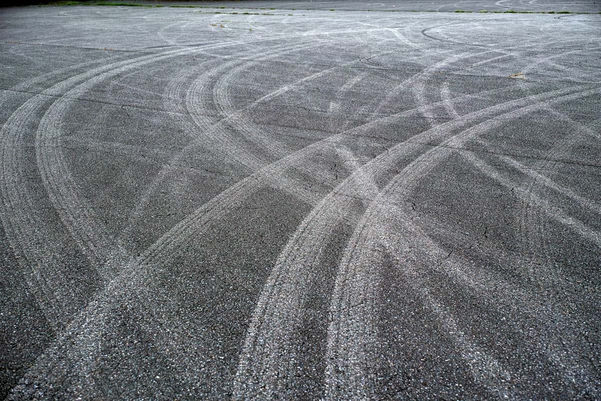 タイヤ跡（画像：写真AC）