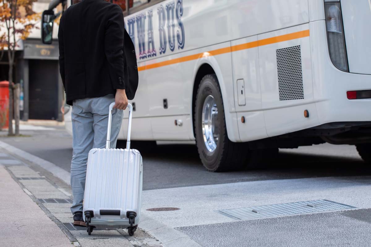 バスに乗ろうとする利用者イメージ（画像：写真AC）