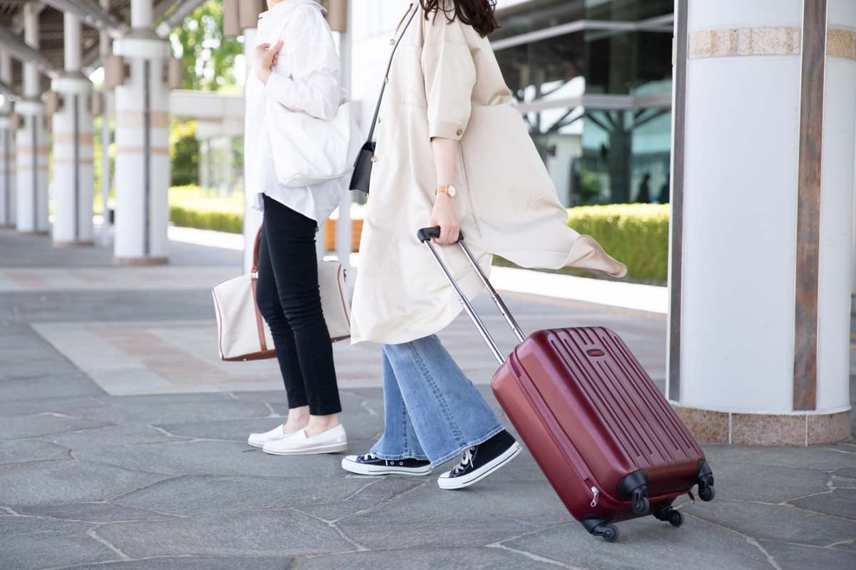 バスを待つ観光客（画像：写真AC）