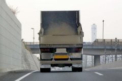 走る時限爆弾「無保険トラック」 安すぎる運賃が招いた安全網の綻び――現場が追い込まれた“2択”の正体