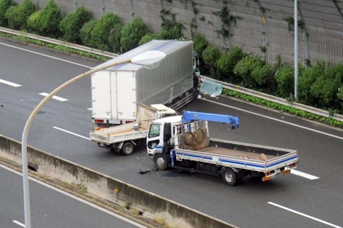 トラックによる事故（画像：写真AC）