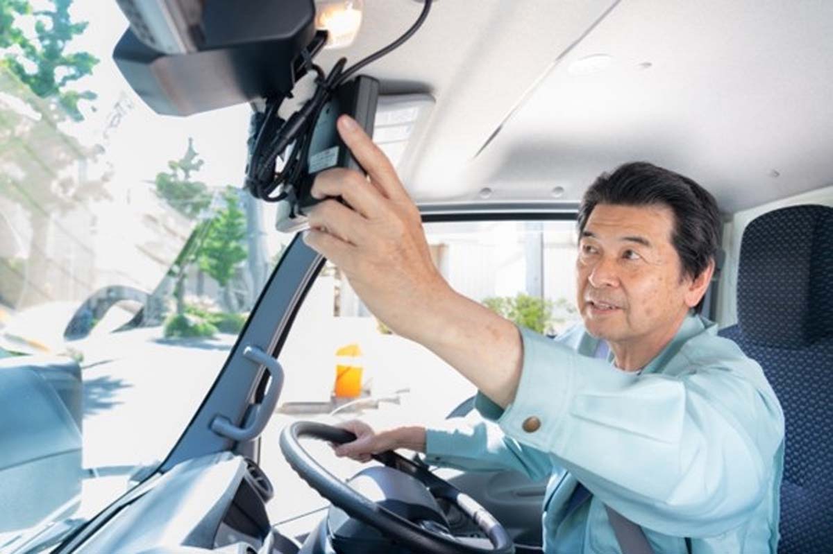 先進安全装備は事故のリスクを引き下げる（画像：写真AC）