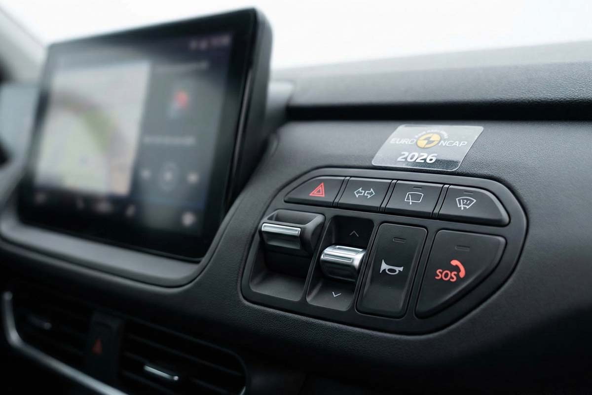 ウインカー、ハザードなど5つの基本操作スイッチが並ぶ物理ボタンのクローズアップイメージ。