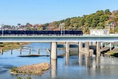 多摩川で消える「100万円」の恩恵――家計を蝕む自動車の固定負債、境界線一つで分断される生活支援と移動格差の正体