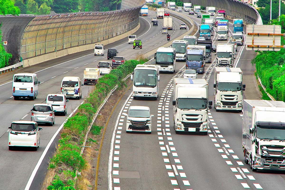 東名高速道路および新東名高速道路で起きた事故をきっかけに呼びかけが強まる(画像:写真AC)