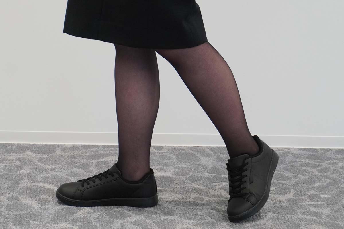 新たに導入されたスニーカーを履いたスタッフの足元（画像：日本航空）
