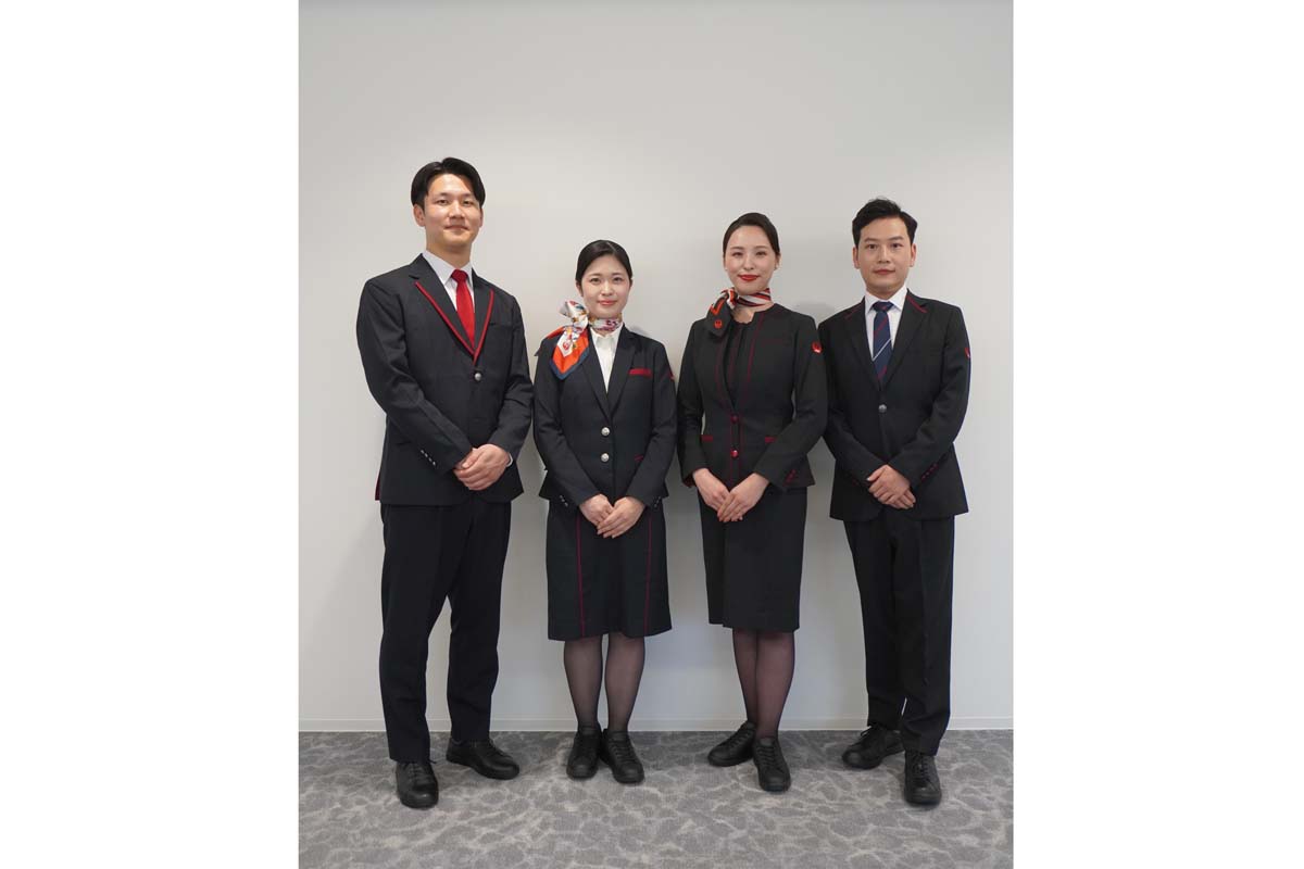 スニーカーを着用したスタッフ（画像：日本航空）