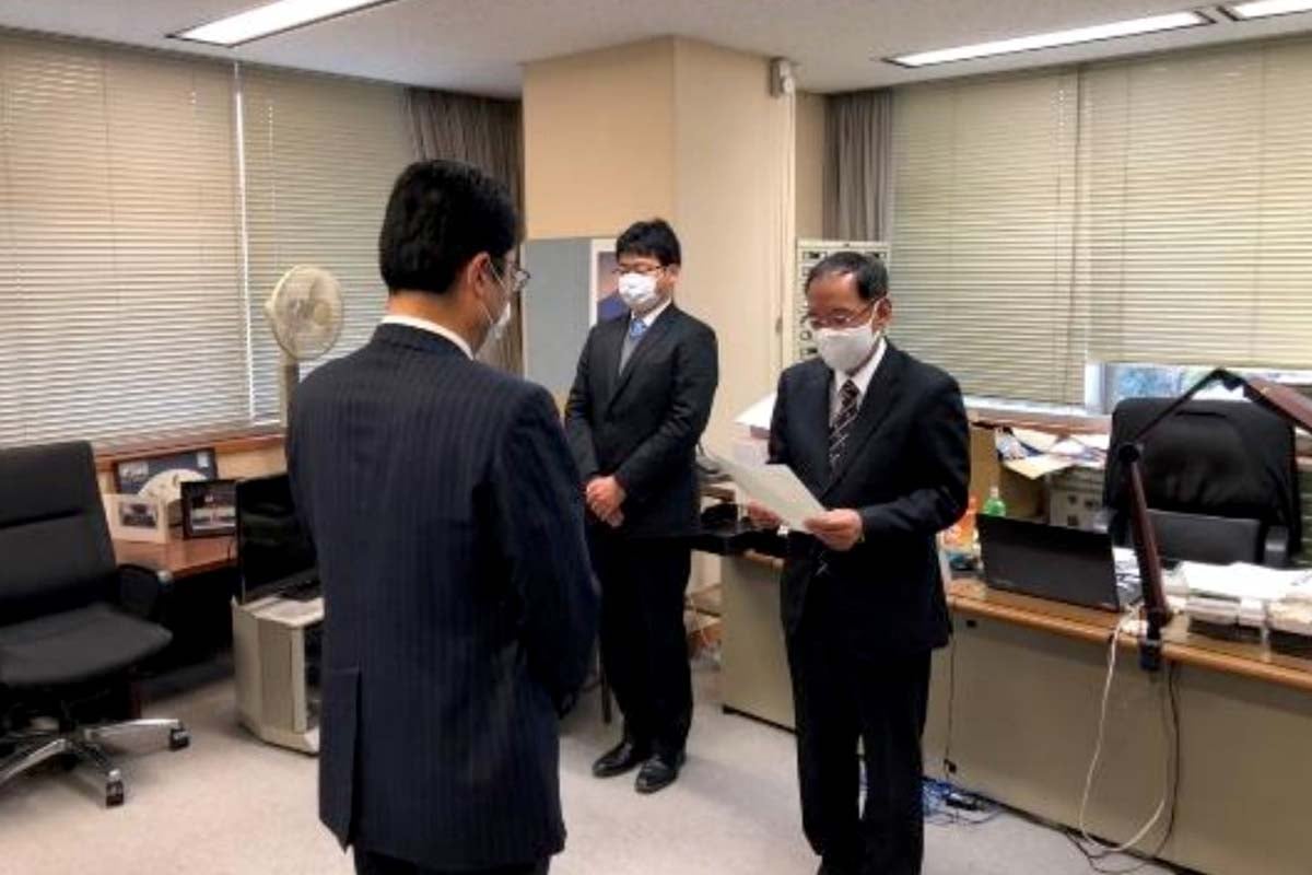 2021年1月、上原鉄道局長より事業許可書の交付を受ける吉田社長（画像：ひたちなか海浜鉄道）