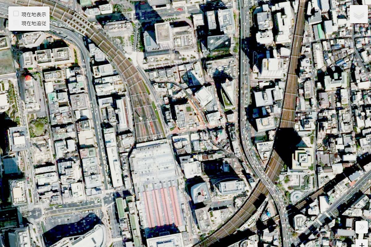 近年の「大阪梅田駅」周辺の航空写真（画像：国土地理院）