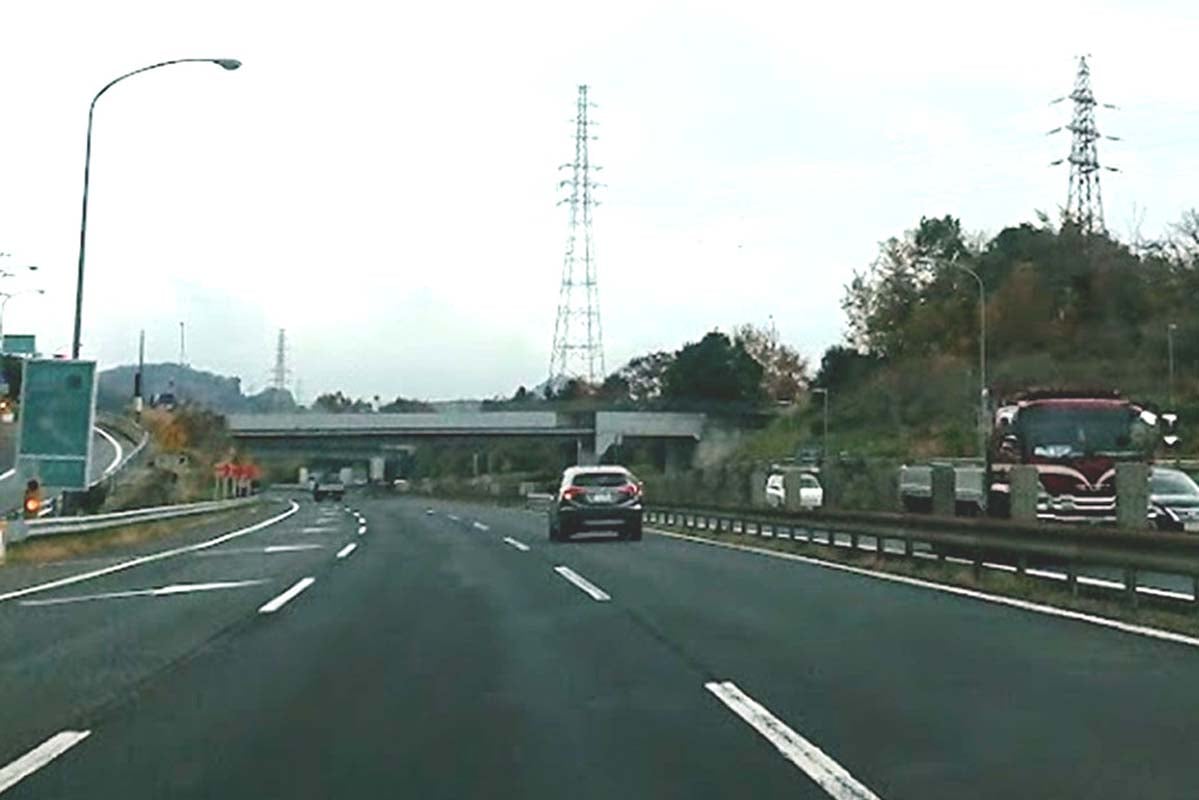 中央道上り線。上野原IC周辺（画像：都野塚也）