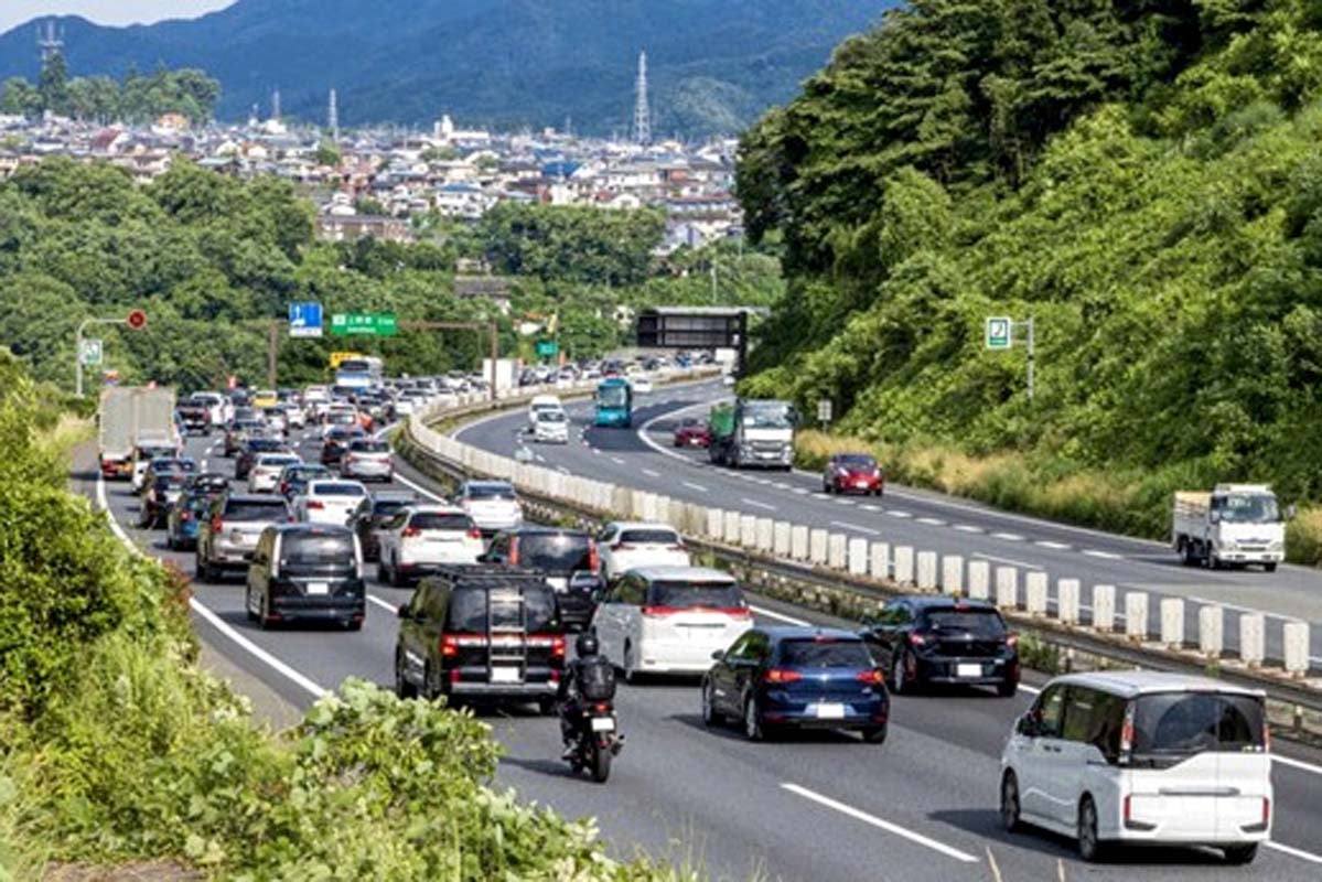 中央道。上野原IC周辺の渋滞（画像：写真AC）