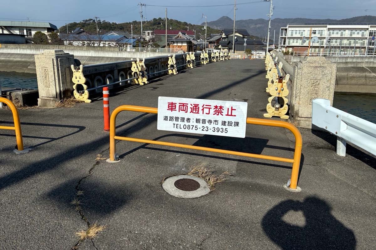 約10年も通行止めが続く観音寺市の極楽橋（画像：高田泰）