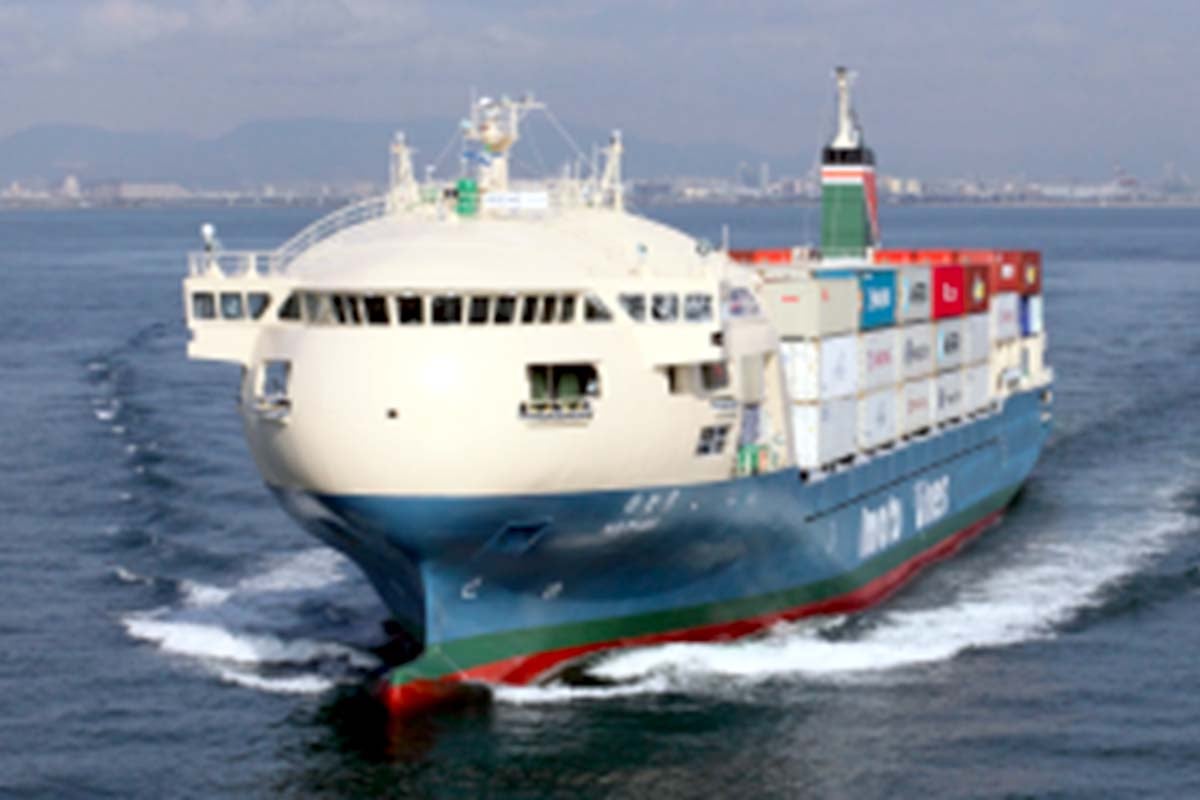 船首居住区を採用したコンテナ船「なとり」（画像：井本商運）