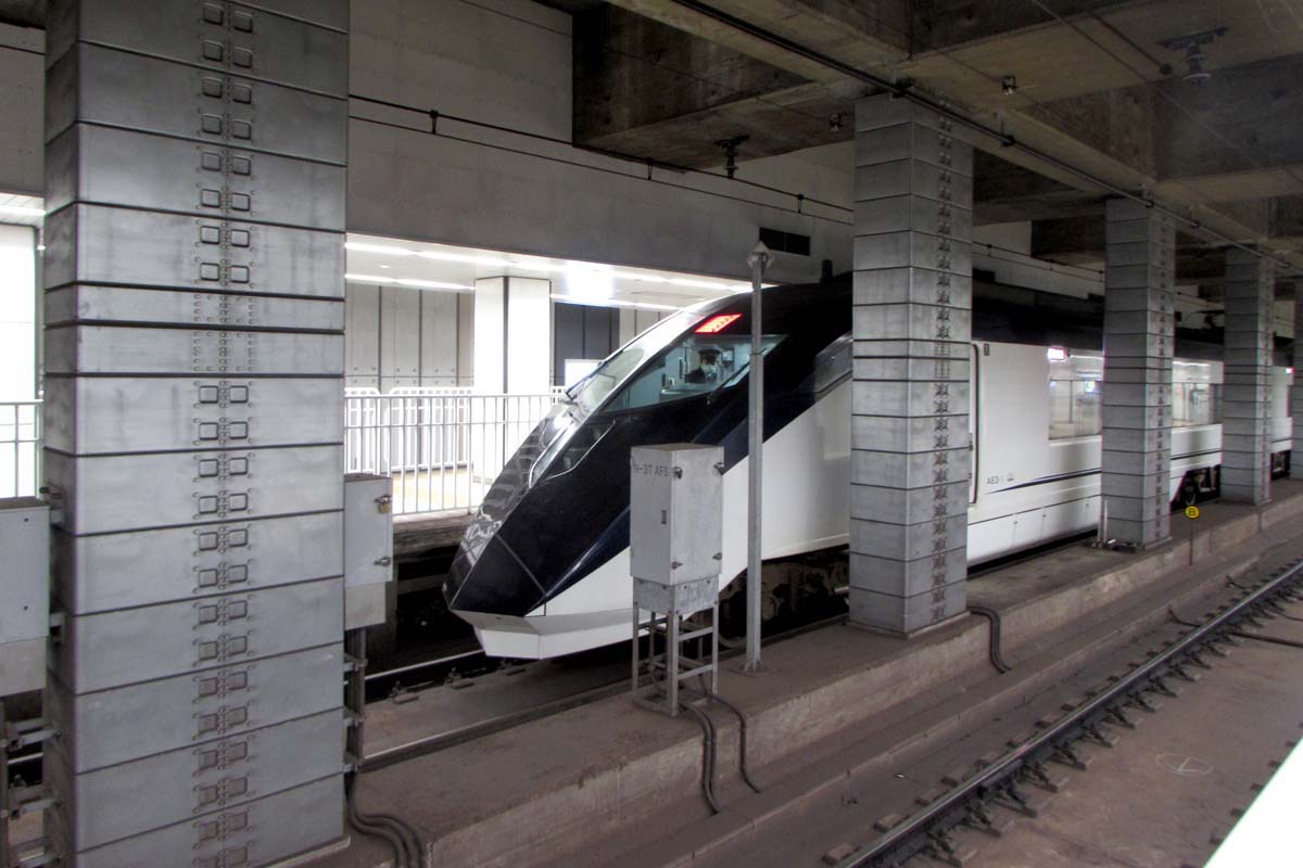 京成上野駅で出発を待つ特急スカイライナー（画像：菅原康晴）