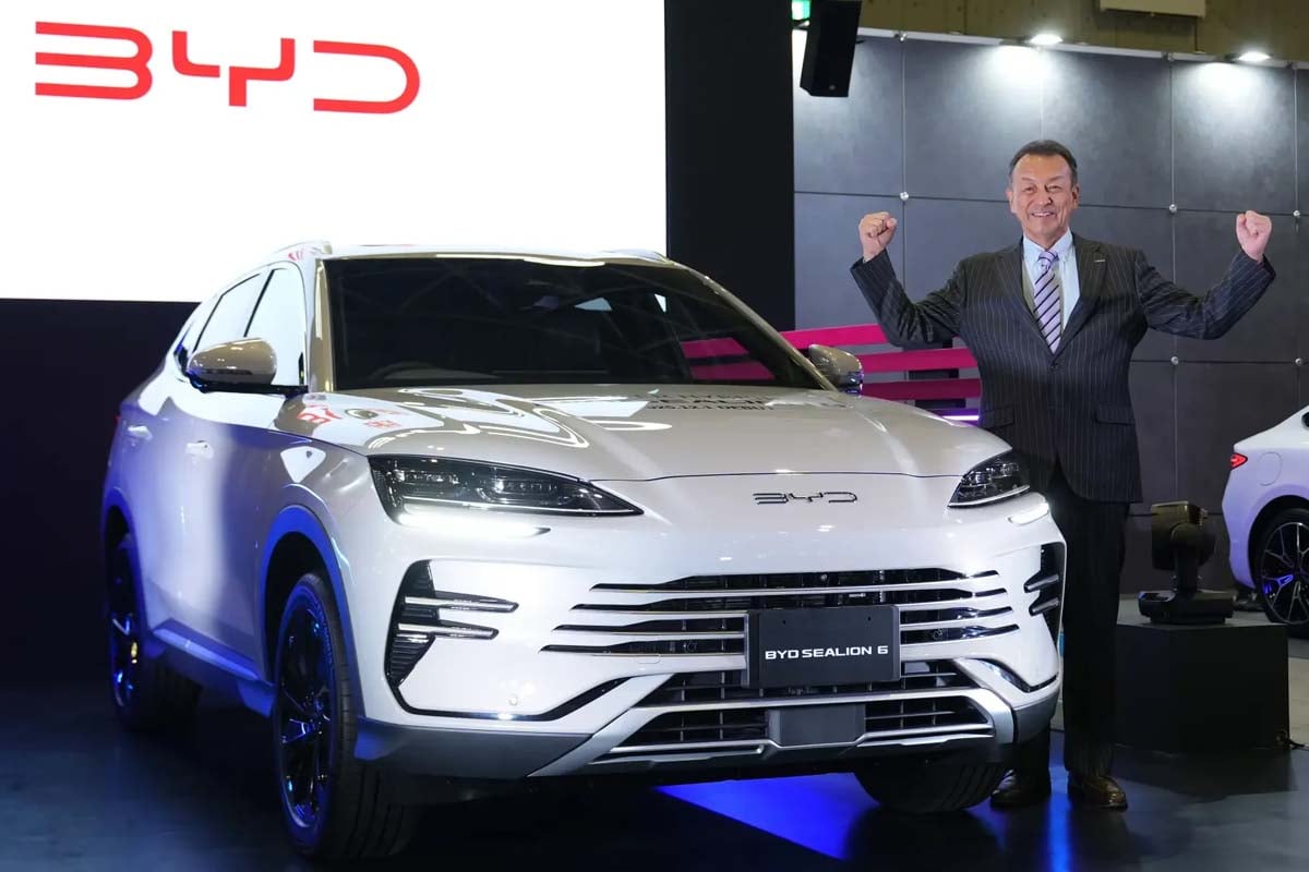 東京オートサロン2026のプレスカンファレンスに登壇したBYDオートジャパン代表取締役社長・東福寺厚樹氏（画像：BYDオートジャパン）