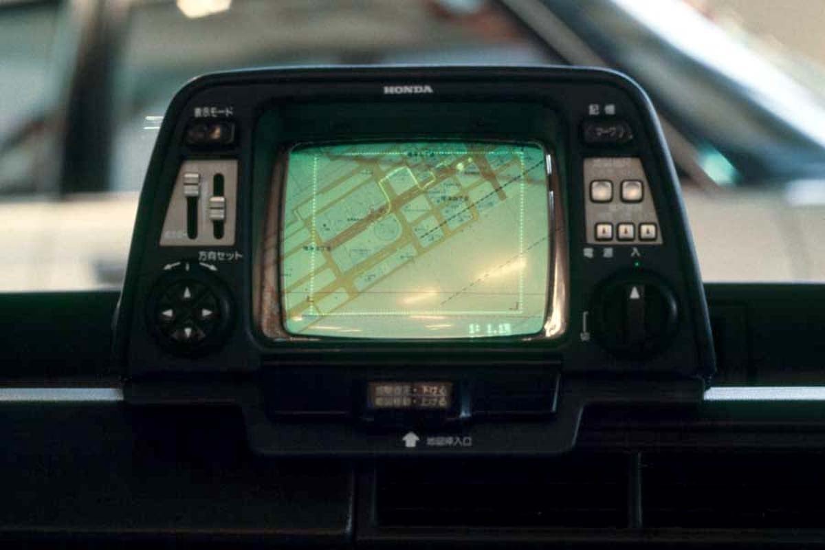 1981年撮影。第24回東京モーターショーに展示されたカーナビゲーション・システム。東京・晴海の東京国際見本市会場（画像：時事通信フォト）
