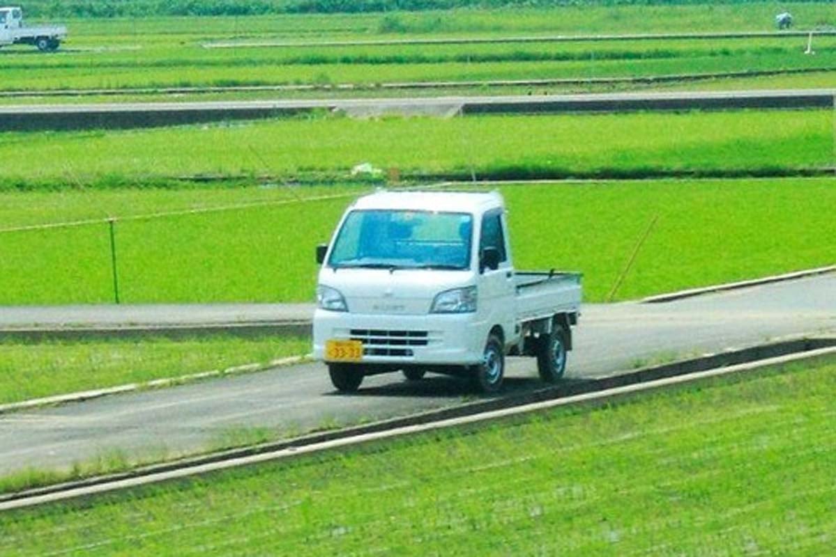 農道を走る軽トラ（画像：AdobeStock）