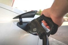 「EV ＝ 静かすぎて危険」は本当か？――約4000億kmの英国走行データが示す、事故率「ガソリン車とほぼ同水準」という結果