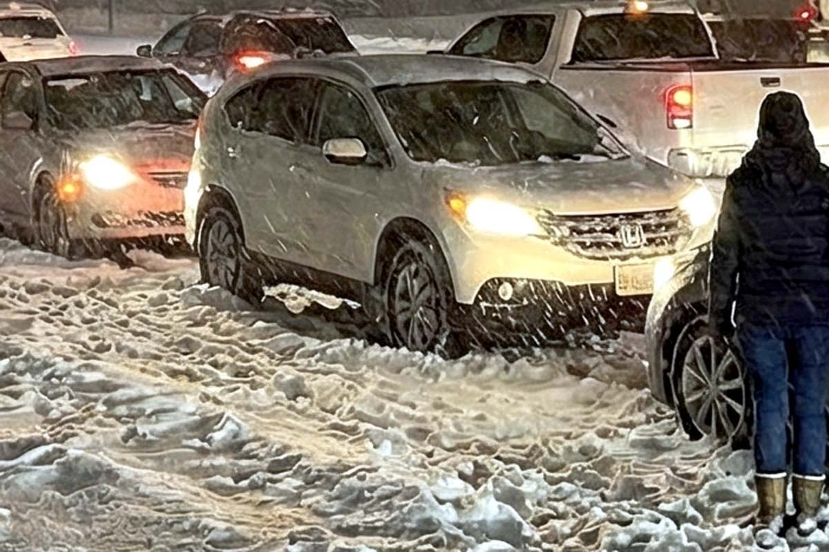 雪による立ち往生のイメージ。