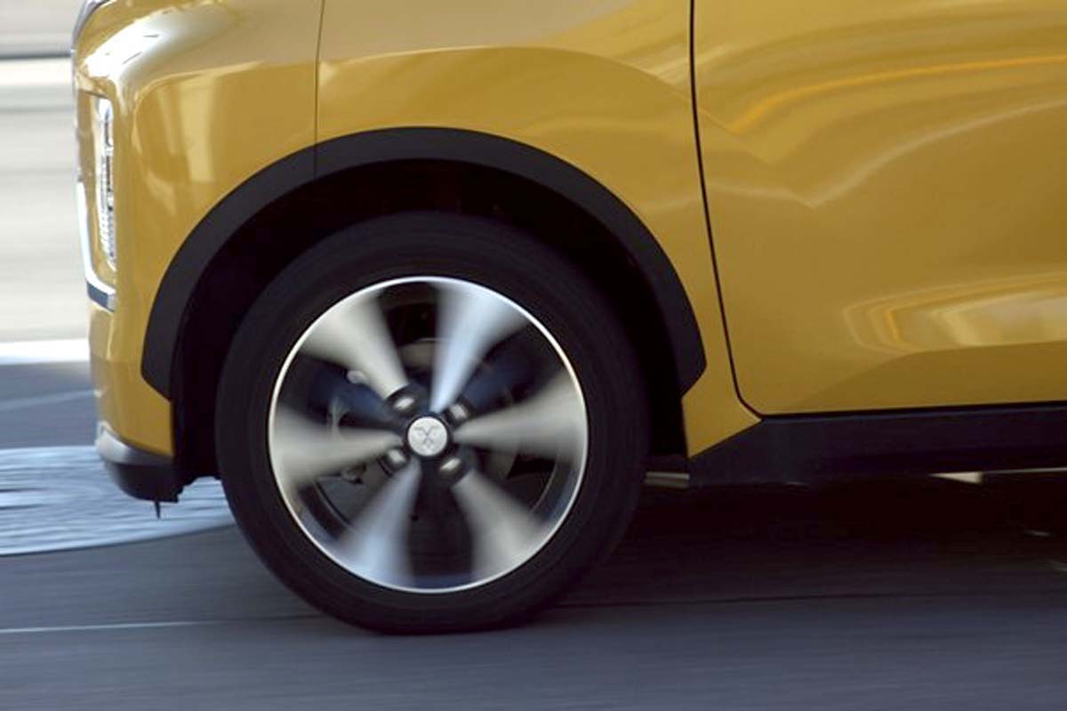 ノーマルタイヤで走行する車（画像：写真AC）