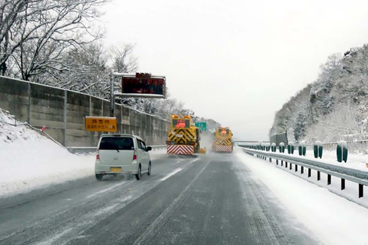 雪道の高速道路（画像：写真AC）
