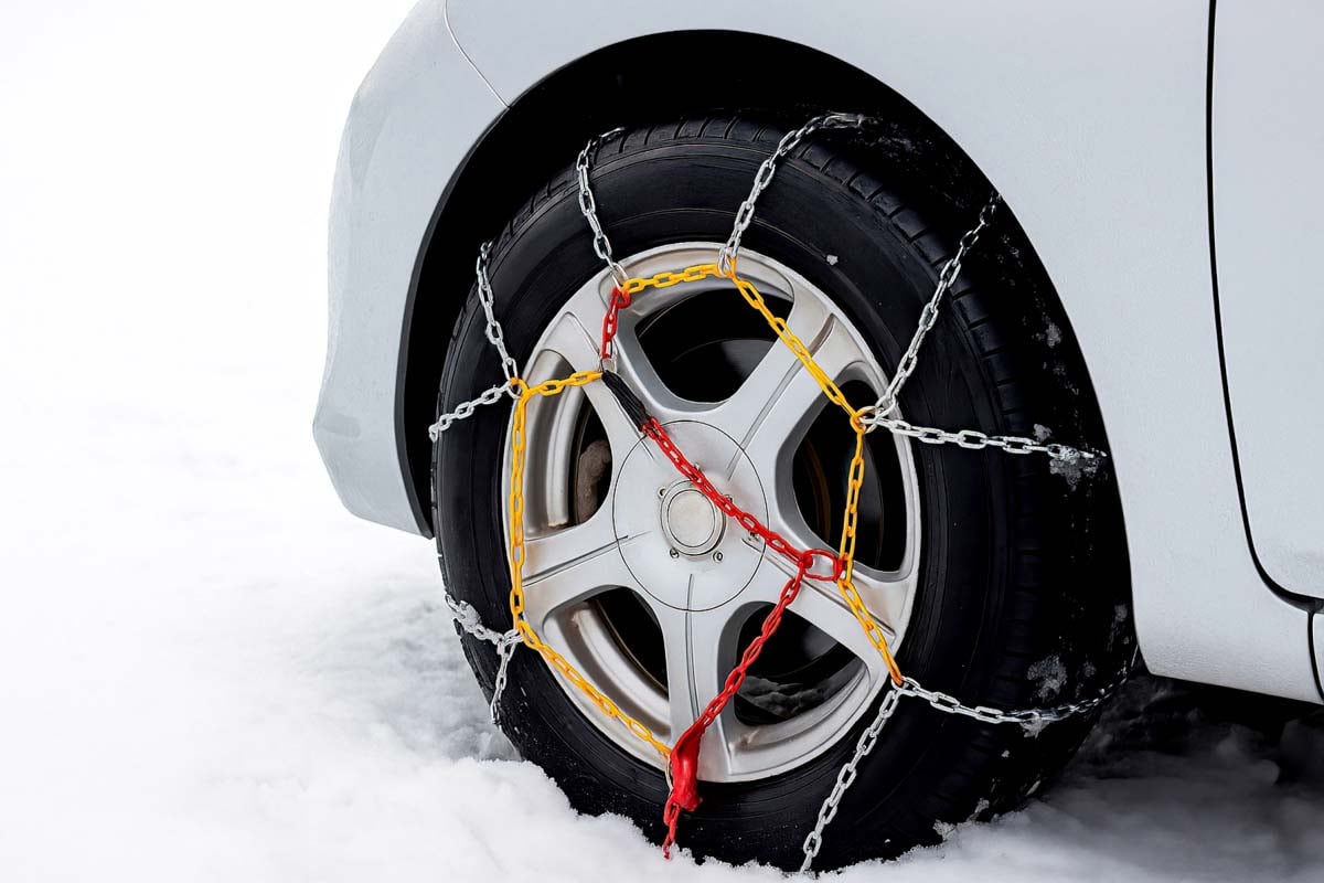 雪道を走るためのタイヤチェーン（画像：写真AC）