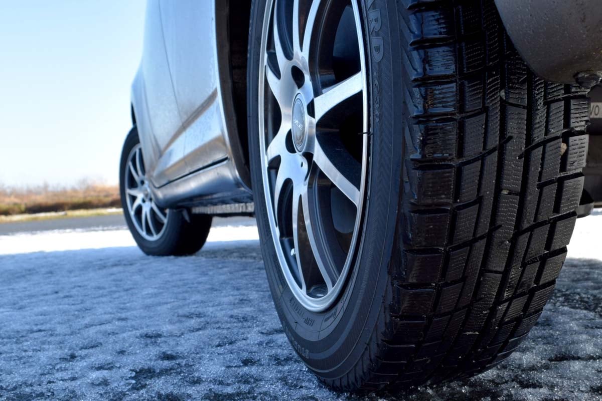 スタッドレスタイヤ（画像：写真AC）