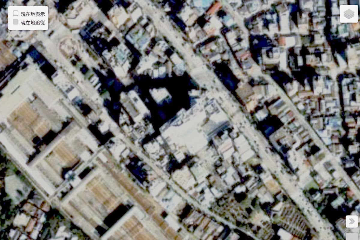 1990年頃に撮影された「日暮里駅」周辺の航空写真（画像：国土地理院）