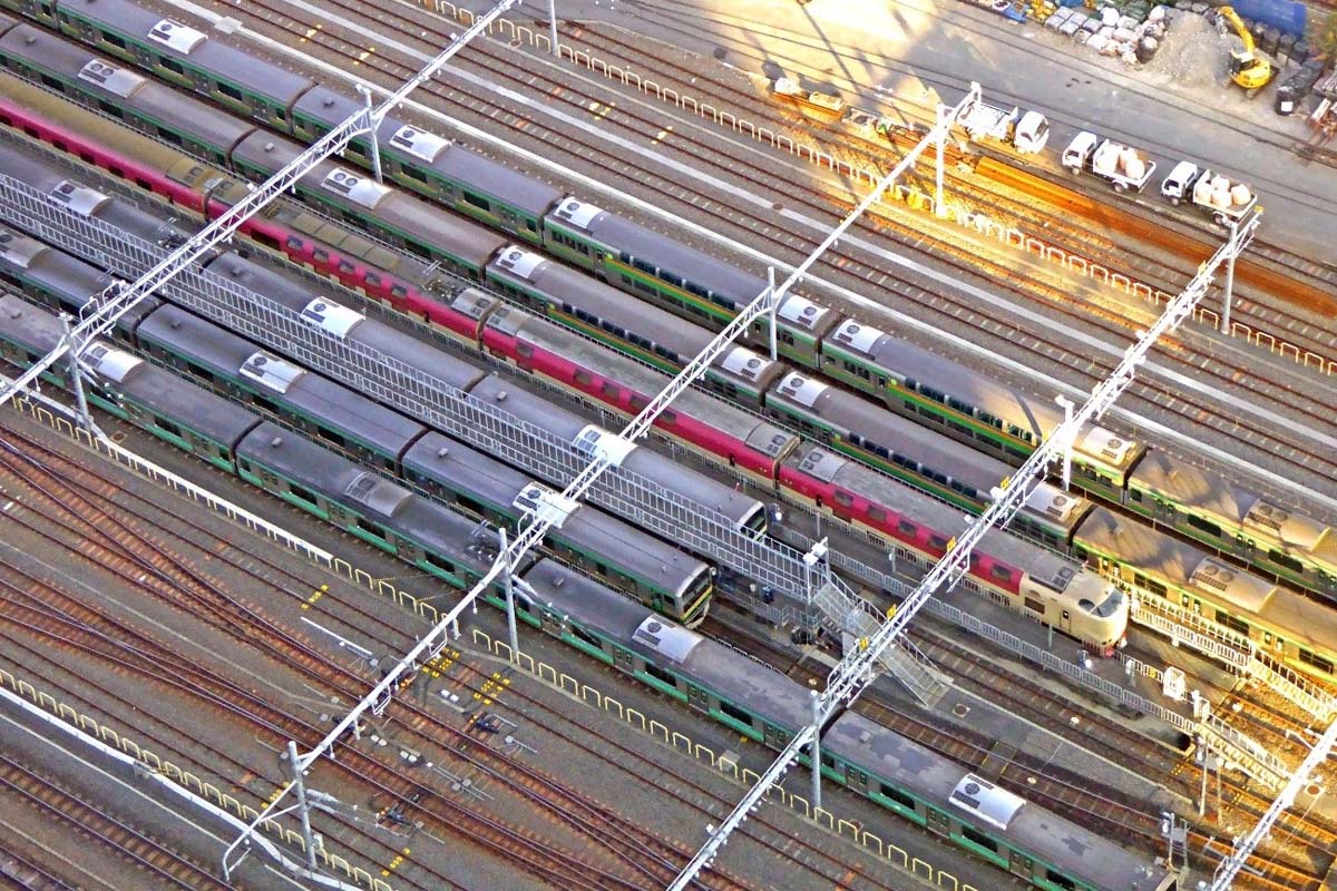 ニュウマン高輪の眼下には足を休める電車たちが。出発準備中の寝台特急サンライズ瀬戸・出雲の姿も（画像：若杉優貴）