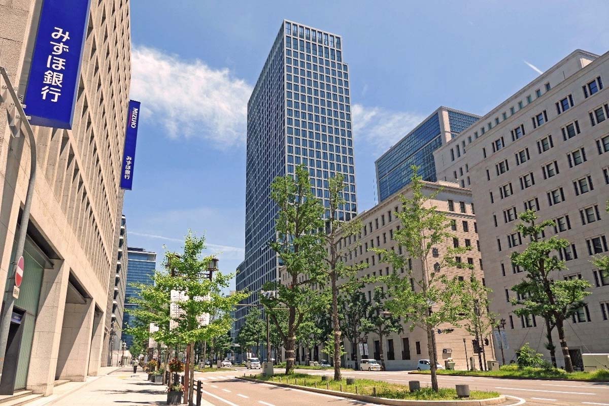 大阪の大動脈・御堂筋沿いに生まれた「淀屋橋ステーションワン」（中央の超高層ビル）。地下には京阪電車・大阪メトロの淀屋橋駅がある。隣接する重厚な歴史建築は日本生命本社（画像：若杉優貴）
