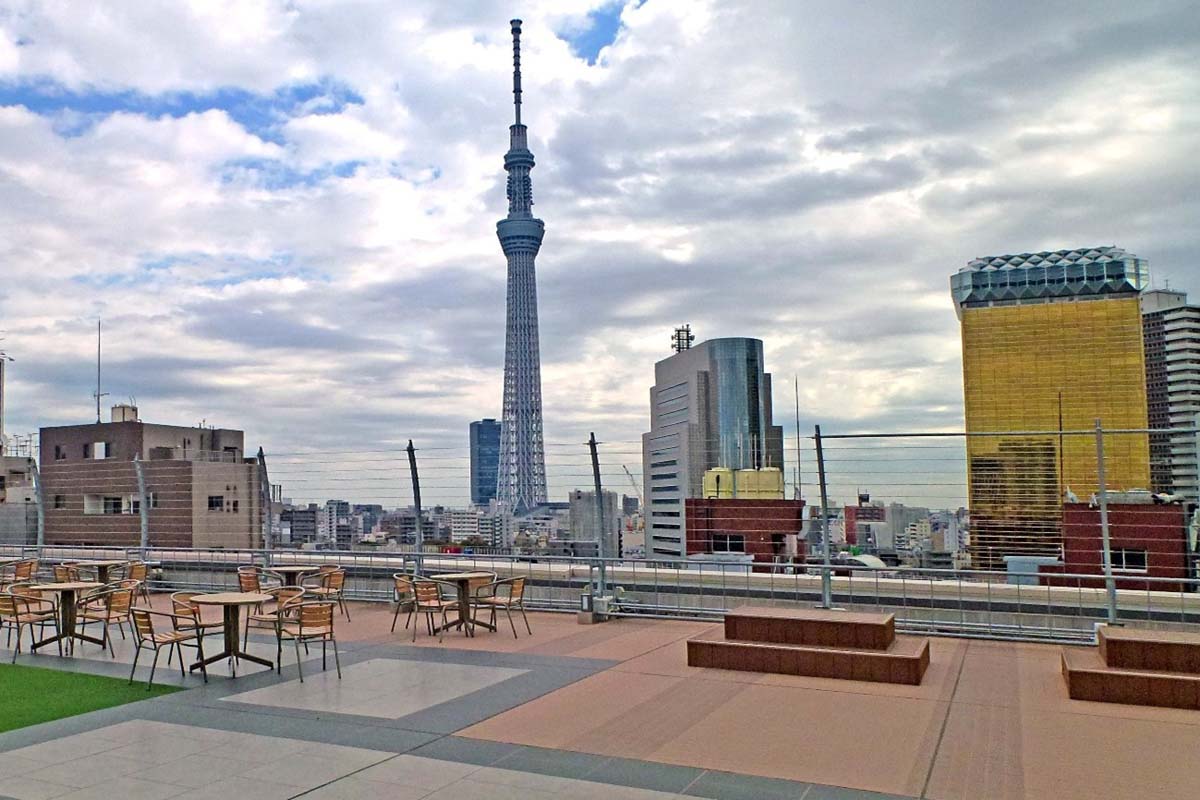 日本初の屋上遊園地があった東武浅草駅ビル「松屋浅草／エキミセ」。遊園地は閉園したものの、その展望は「スカイツリーが美しく見える場所」として再び人気を集めるようになった（画像：若杉優貴）