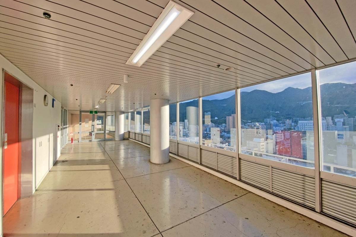 現在も残る「トキハ別府店」12階の無料展望室。広い窓からは鉄輪温泉など市内各地の湯けむりを望むことができる。高さは約55mと別府タワー展望室とも大きく変わらないが、観光客の姿は少ない。大分県別府市（画像：若杉優貴）
