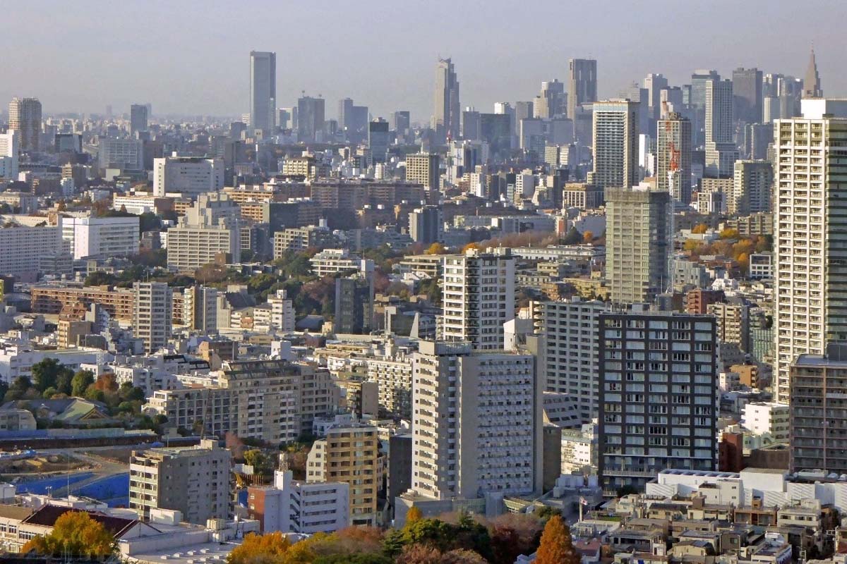 ニュウマン高輪・ルフトバウム「翠の庭」から眺める都心方面。都庁をはじめとした新宿の超高層ビル群を望むことができる（画像：若杉優貴）
