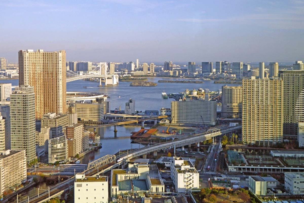 ニュウマン高輪・ルフトバウム「山吹の庭」から眺める湾岸方面。在来線、新幹線、東京モノレール、ゆりかもめといった様々な鉄道、そして船、さらには航空機が行き交う姿は東京ならでは（画像：若杉優貴）