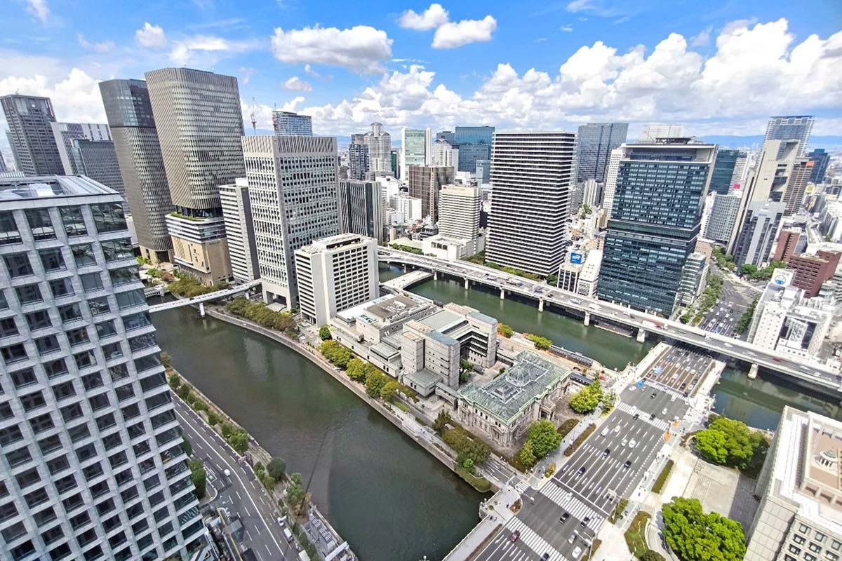 淀屋橋ステーションワン「スカイテラス」から眺める北東方面。超高層ビルと歴史的建造物が立ち並ぶ中之島が目の前に。大阪が「水都」と呼ばれる所以を感じることができる（画像：若杉優貴）