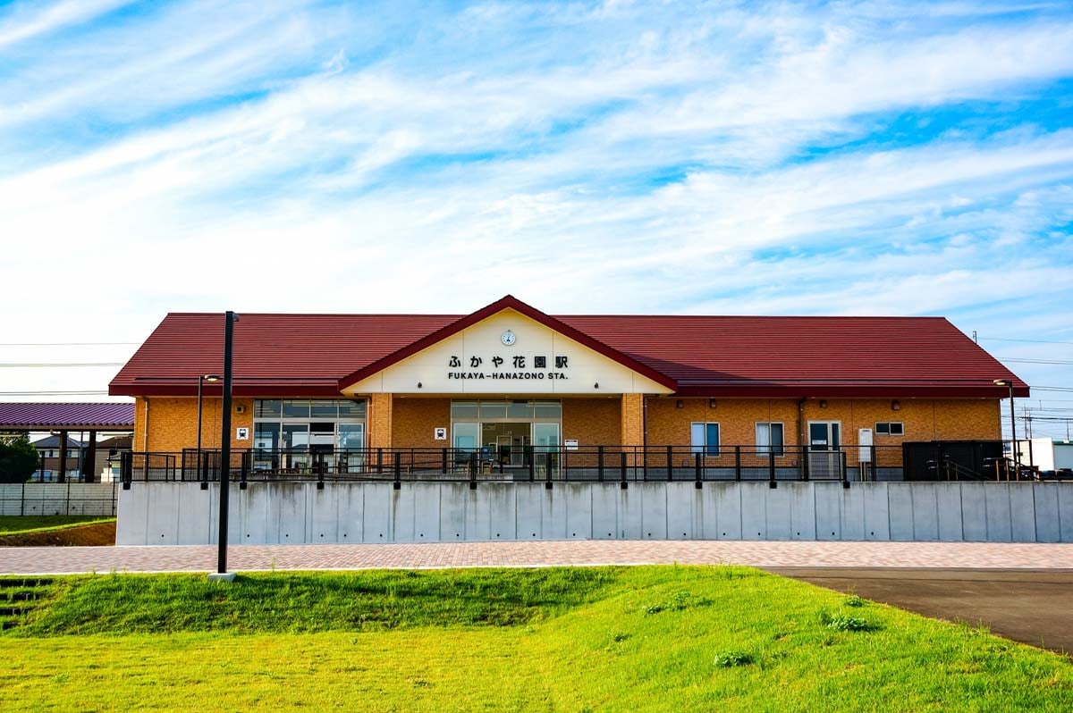 アウトレットモールの最寄り駅となるふかや花園駅（画像：写真AC）
