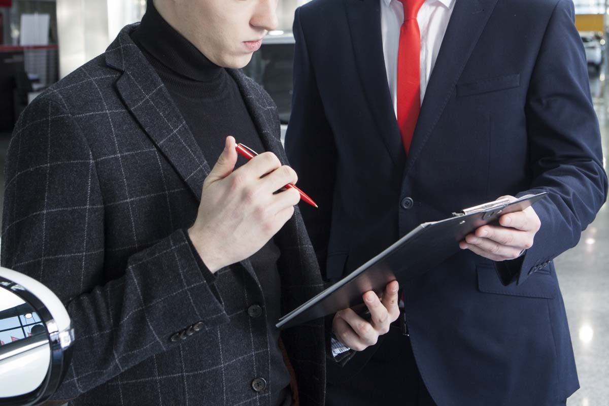 ディーラーは「人」がいることが価値になるのか（画像：写真AC）