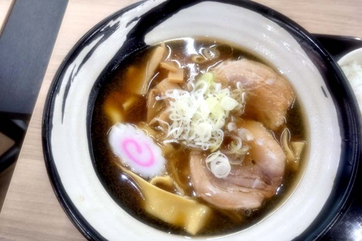 双葉SAで販売されている、山梨の新名物グルメ「ラーほー」（画像：都野塚也）