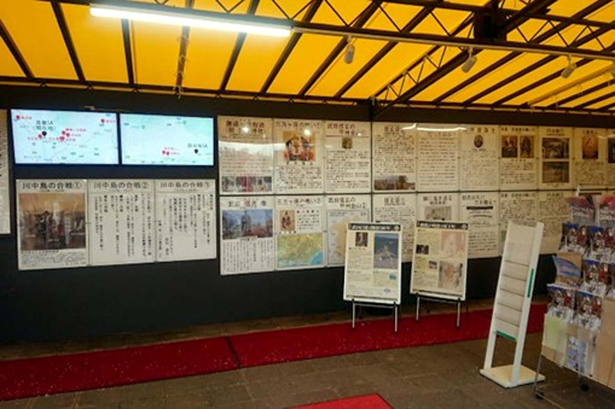 双葉SA施設内に提示されている山梨情報（画像：都野塚也）