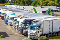 「休めなければ運行停止」トラックドライバーを拒む「サービスエリア大混雑」 505か所がパンクする物流インフラの窮状